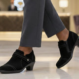 Eva – Bársonyos elegancia mély feketében