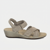 Holly – Meleg elegancia lágy taupe színben